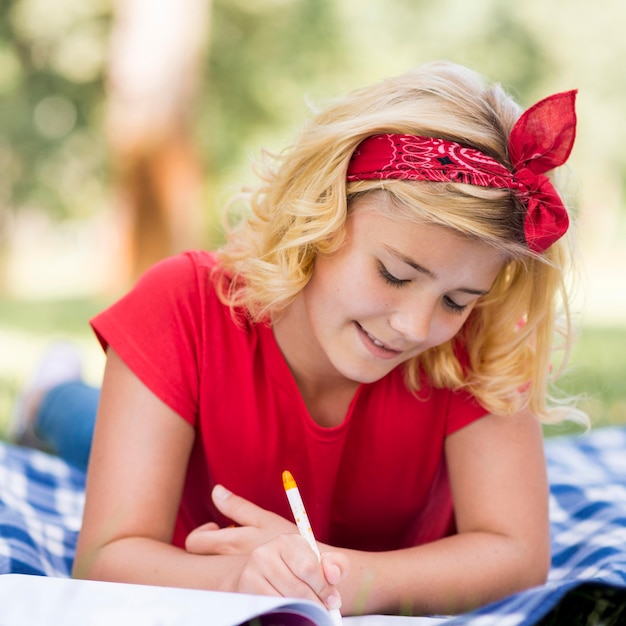 Gratis foto portretmeisje die op de dag van kinderen schrijven