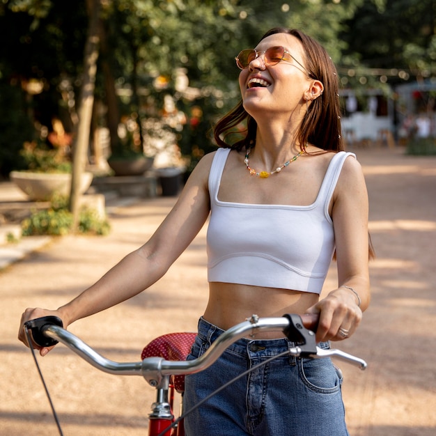 Gratis foto portretmeisje met fiets