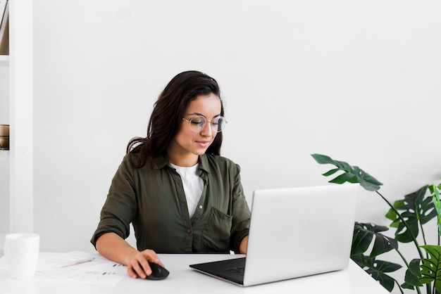 Portretvrouw die aan laptop werkt