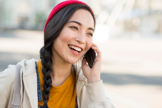 Portretvrouw die over telefoon spreken