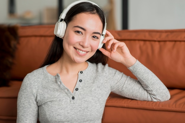 Gratis foto portretvrouw met hoofdtelefoons