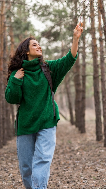 Gratis foto portretvrouw met rugzak