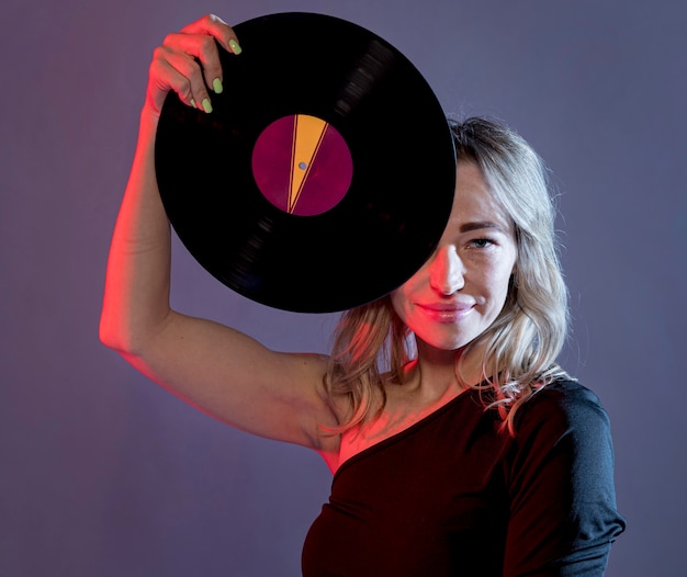 Portretvrouw met vinyl