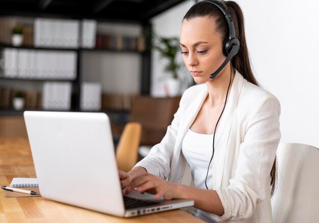 Portretwijfje op het werk met videogesprek