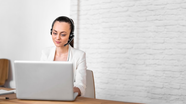 Portretwijfje op het werk met videogesprek