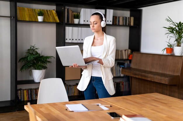 Portretwijfje op het werk met videogesprek