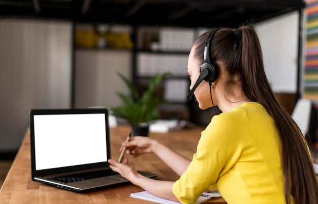 Portretwijfje op het werk met videogesprek