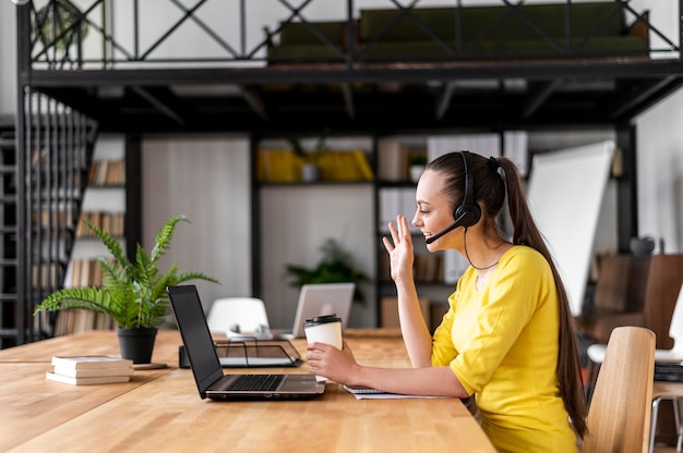 Portretwijfje op het werk met videogesprek