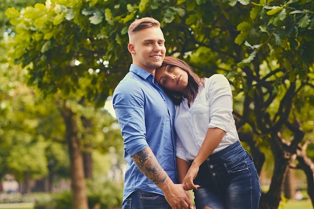 Positief aantrekkelijk stel op een date in een stadspark.