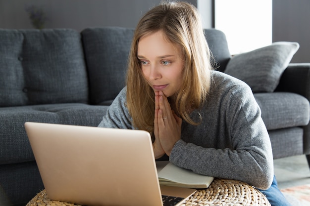 Positief meisje dat videovraag heeft en om hulp vraagt