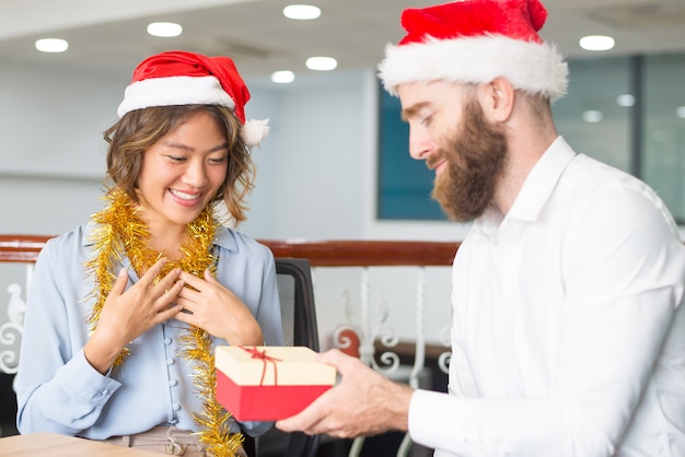 Positieve bedrijfsleider die Kerstmis voorstelt