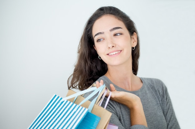 Positieve jonge vrouw genieten van winkelen