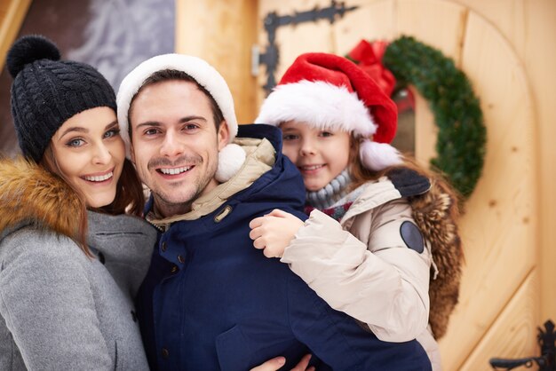 Positieve scène van liefdevolle familie