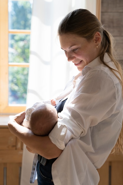 Gratis foto postnatale periode met moeder en kind