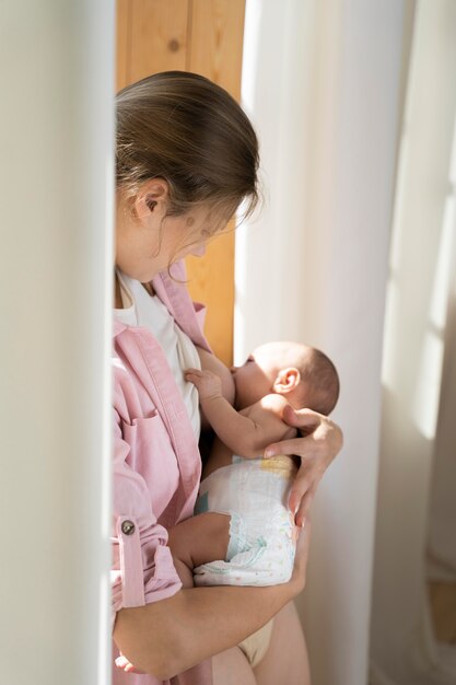 Gratis foto postnatale periode met moeder en kind