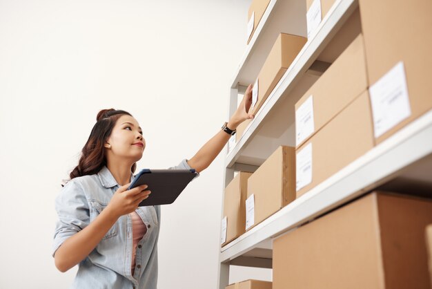 Postvrouw bij pakhuis