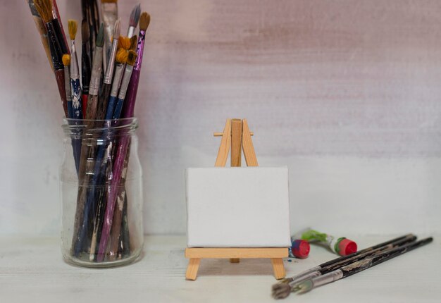 Potje met verfborstels en canvas