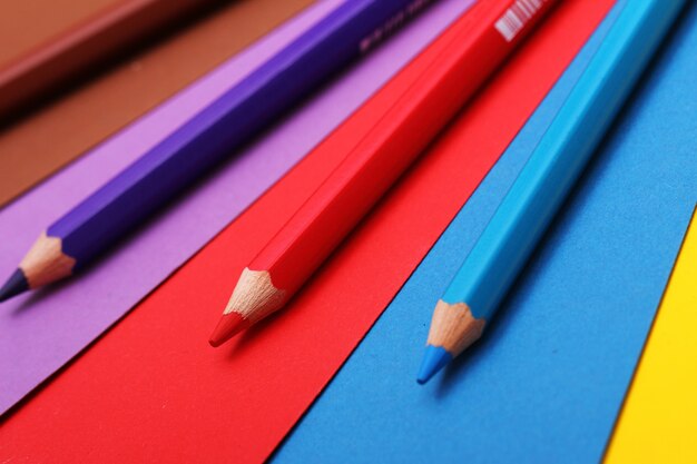 Potloden op kleurrijk papier