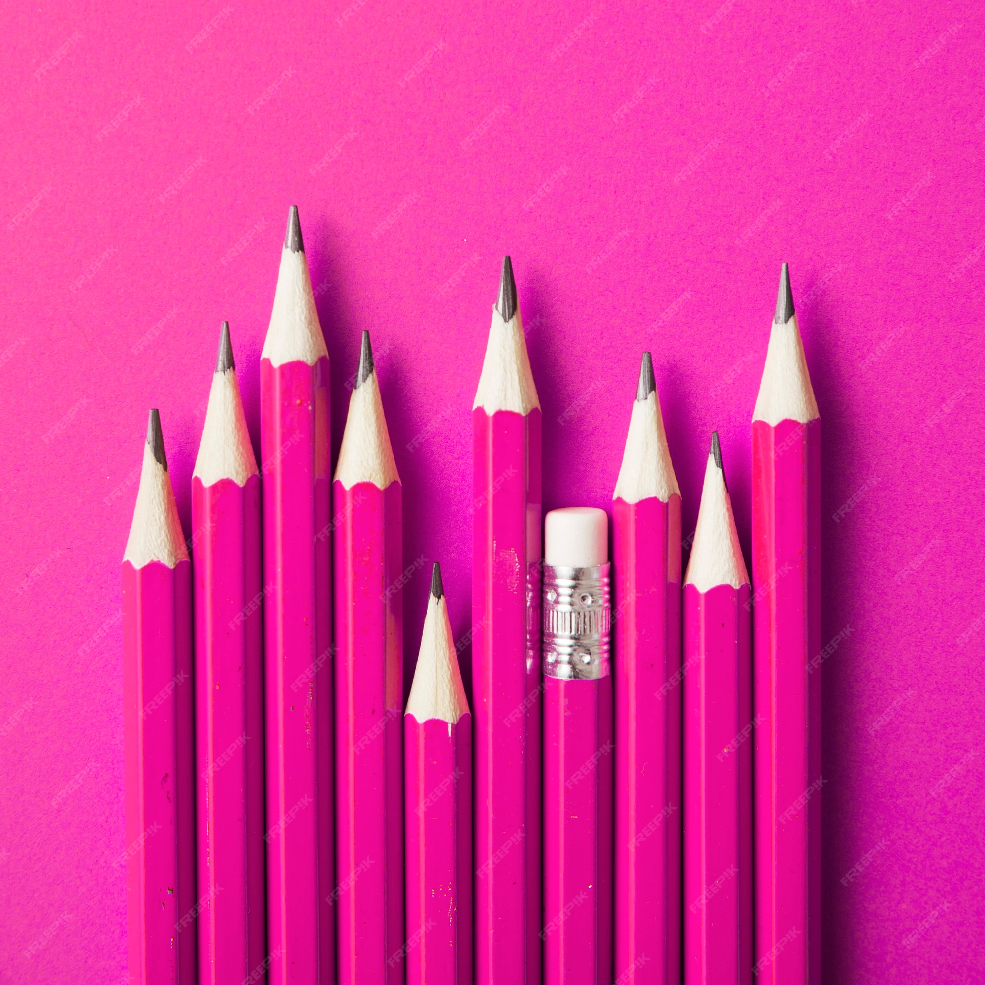 met die van scherpe potloden op roze achtergrond duidelijk uitkomen | Foto