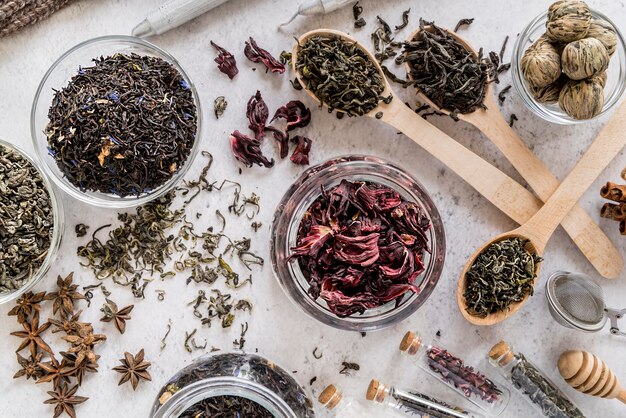 Potten met natuurlijke kruiden op Bureau