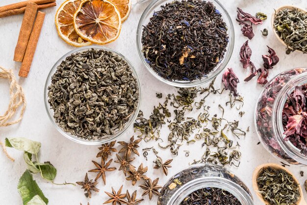 Potten met natuurlijke kruiden op tafel