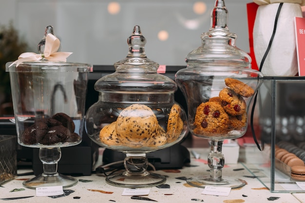 Gratis foto potten met smakelijke koekjes