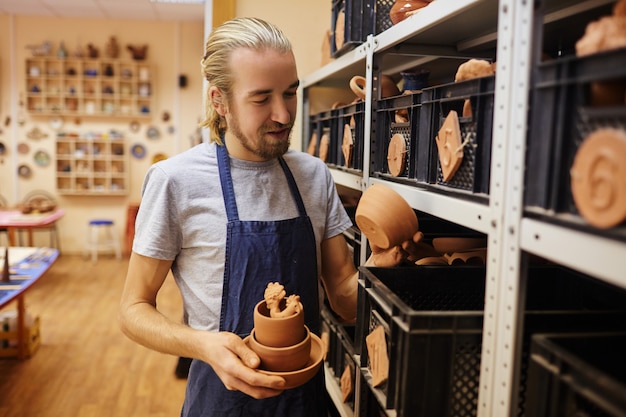 Pottenbakker in werkplaats