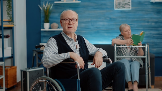 Pov van gehandicapte oude man die videogesprekcommunicatie gebruikt