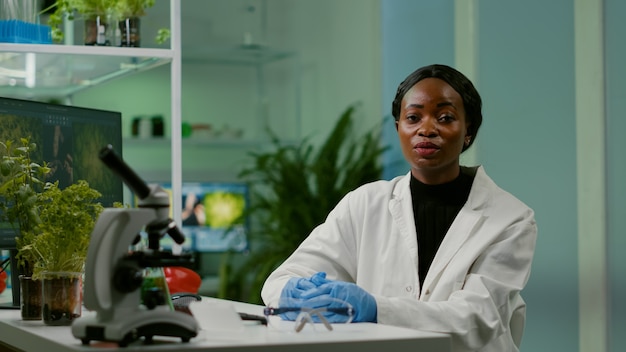 Pov van scheikundige wetenschappelijke vrouw die praat over biotechnologische gezondheidszorg tijdens online videogesprek