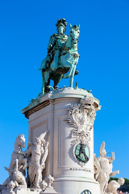 Praca do Comercio en het standbeeld van koning Jose I in Lissabon, Portugal