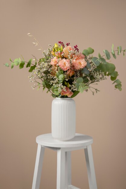 Prachtig boho bloemen assortiment op stoel