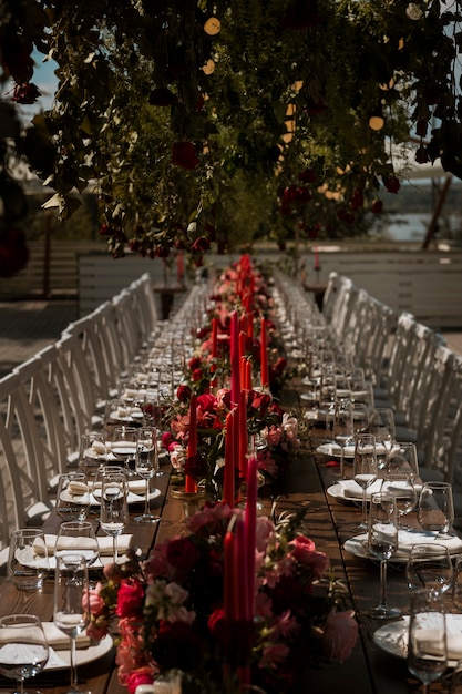 Prachtig bruiloft tafel arrangement buiten