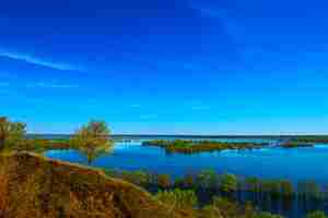 Gratis foto prachtig de lentelandschap. prachtig uitzicht op de overstromingen vanaf de heuvel. europa. oekraïne. indrukwekkende blauwe lucht met witte wolken