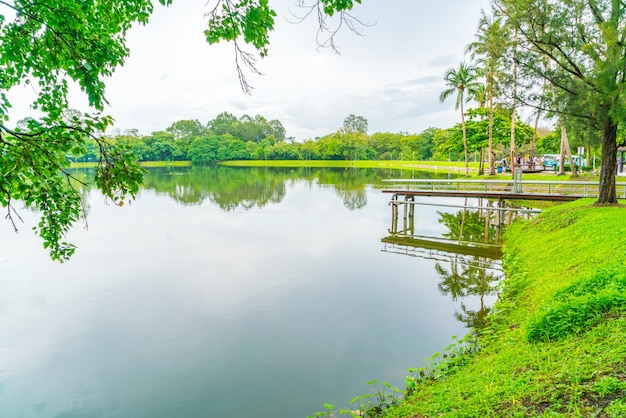 Prachtig groen park met vijver, Ang Kaew in Chiang Mai Universi