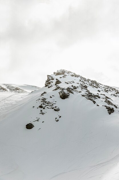 Prachtig landschap met rotsachtige bergen