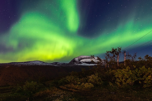 Prachtig landschap van aurora borealis in de nachtelijke hemel op de Tromso Lofoten-eilanden, Noorwegen