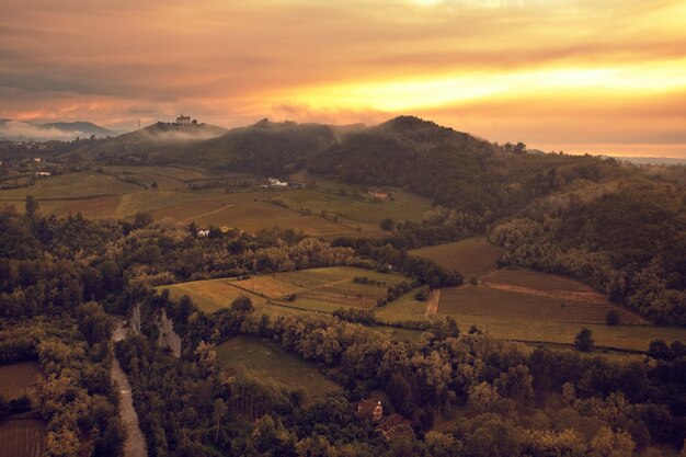 Prachtig landschap van de Gavi-heuvel in Piemonte, Italië in de zonsondergang