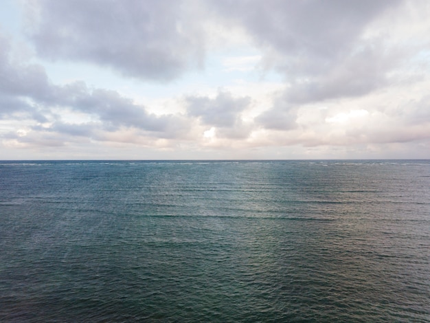 Gratis foto prachtig landschap van hawaï met oceaan