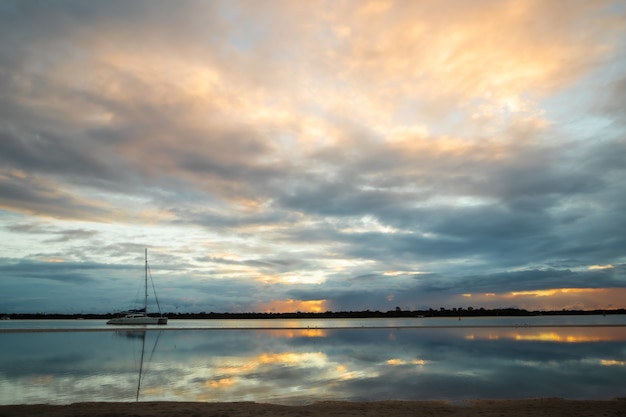 Prachtig landschap van kleurrijke wolken weerspiegelen in de zee tijdens zonsondergang