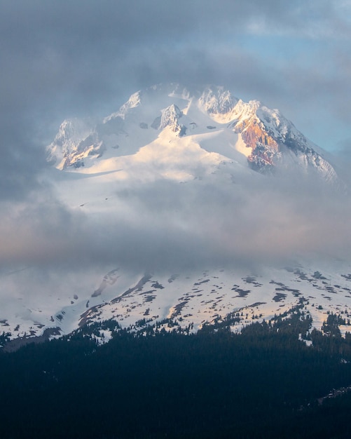 Prachtig landschap van wolken die de Mount Hood bedekken