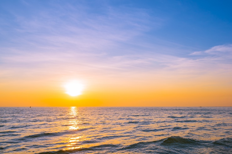 Gratis Foto prachtig landschap van zonsondergang op zee en oceaan