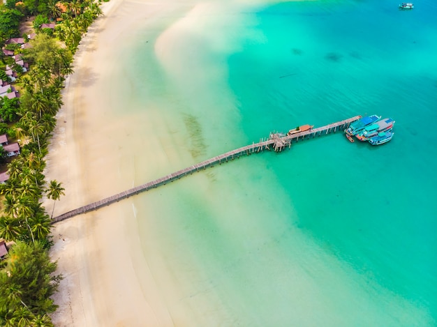 Prachtig luchtfoto van strand en zee