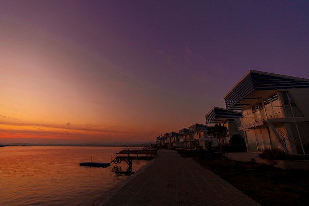 Gratis foto prachtig meerlandschap bij zonsondergang