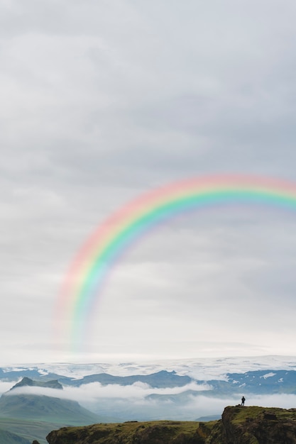 Gratis foto prachtig natuurlijk landschap met regenboog