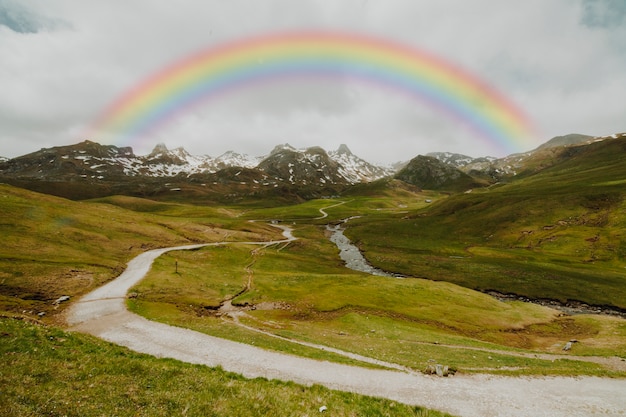 Gratis foto prachtig natuurlijk landschap met regenboog