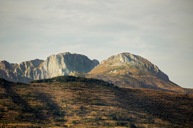 Prachtig natuurlijk landschap van de bergen