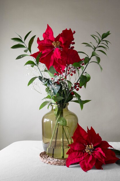 Prachtig rood kerstster arrangement