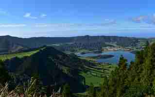 Gratis foto prachtig schilderachtig landschap van sete cidades in portugal