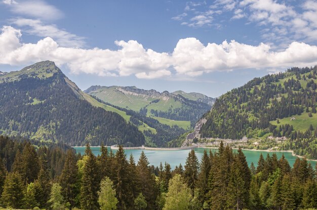 Prachtig schot van Lac de l'Hongrin dam met bergen onder een heldere hemel