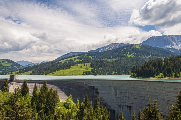Prachtig schot van Lac de l'Hongrin dam met bergen onder een heldere hemel